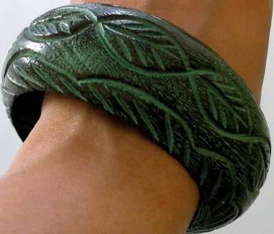 snazzy jazzy - GREEN CARVED BANGLE 